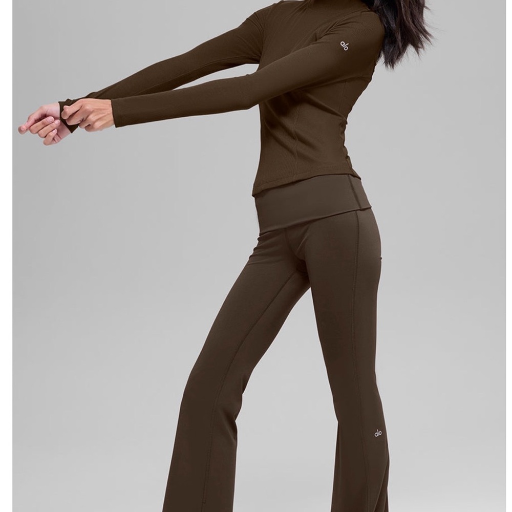 ALO Yoga Women’s Turtleneck in Rich Brown